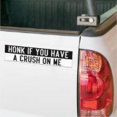 honk if you have a crush on me バンパーステッカー (トラック上)