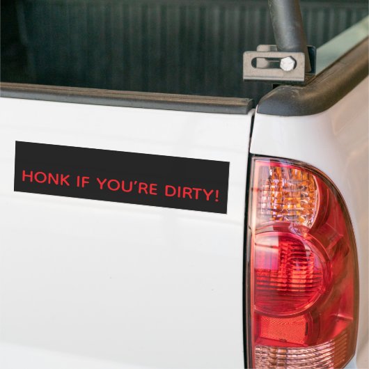 HONK IF YOU’RE DIRTY! バンパーステッカー (トラック上)