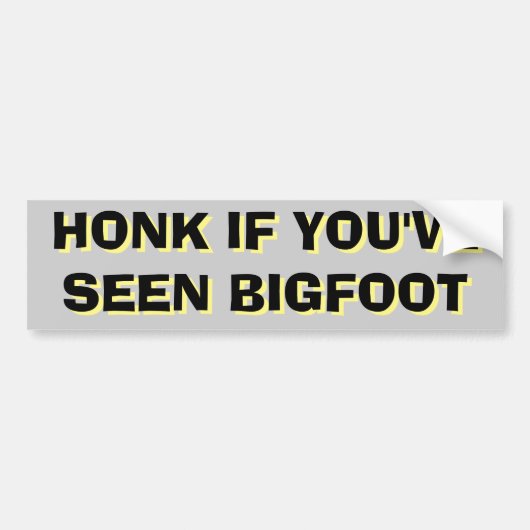 Honking for Bigfootサスカッチブラックとイエロー バンパーステッカー (正面)