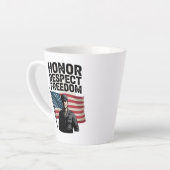 Honoring Heroes Veteran Day Patriotic Design カフェラテマグ (左アングル)