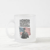 Honoring Heroes Veteran Day Patriotic Design フロストグラスマグカップ (左)