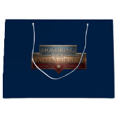 Honoring Our Fallen Heroes / Bolsa de Regalo ラージペーパーバッグ (正面)