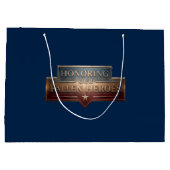 Honoring Our Fallen Heroes / Bolsa de Regalo ラージペーパーバッグ (裏面)
