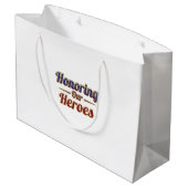 Honoring Our Heroes / Bolsa de Regalo ラージペーパーバッグ (裏面アングル)