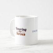Honoring Our Heroes / Día de los Caídos コーヒーマグカップ (正面左)