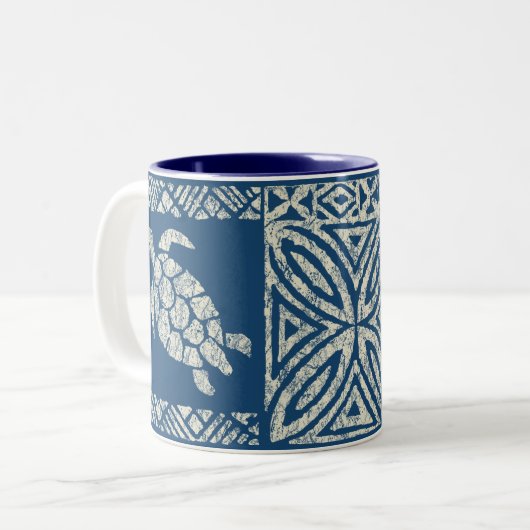 Honuのウミガメのハワイの樹皮布-インディゴ ツートーンマグカップ (正面左)