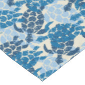 Honuのウミガメのハワイの樹皮布-インディゴ テーブルクロス (アングル)