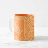 Honuのウミガメのハワイの樹皮布-パパイヤ ツートーンマグカップ (正面左)