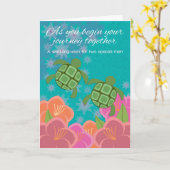 Honuの水泳のカメの陽気な結婚式のお祝い カード (黄色い花)