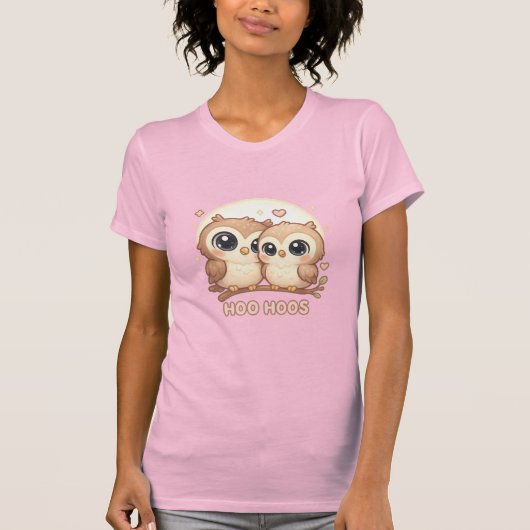 HOO HOOS – Cute Chibi Owl Pair Under Moon Tシャツ (正面)
