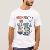 Hooked on Grandpa Time Funny Fishing Design Tシャツ (正面)