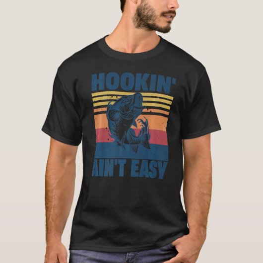 Hookin' Ain't Easy Fishing Fisherman Tシャツ (正面)