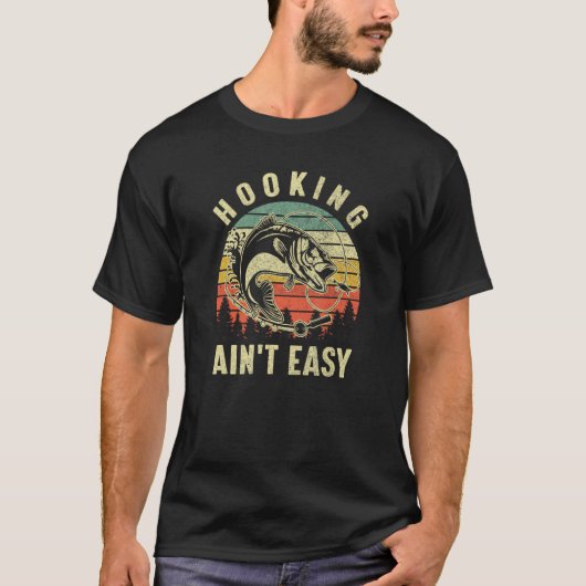 Hooking Ain't Easy Retro Funny Bass Fishing   Fish Tシャツ (正面)