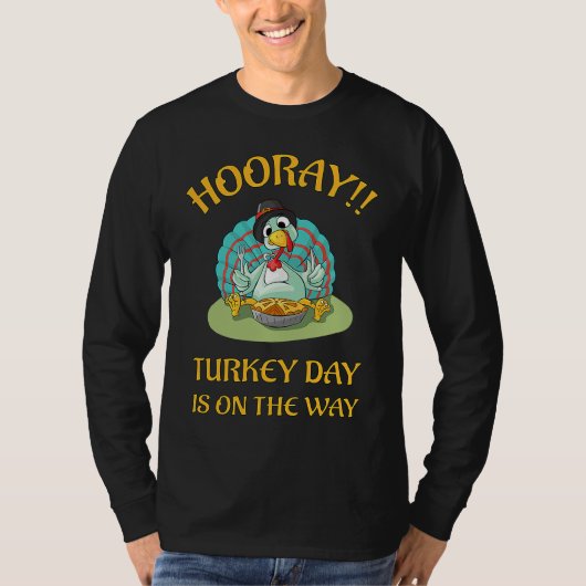 Hooray Turkey Day is on the Way Funny Thanksgiving Tシャツ (正面)
