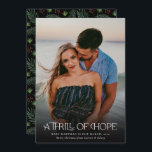 Hopeのフルフォトスリルが妊娠写真を発表 シーズンカード<br><div class="desc">これらの美しい完全な写真妊娠の発表ホリデーカードモダンは、エレガントタイポグラフィの「希望のスリル読」を特徴としている。 背中には松の枝と果実のクリスマスパターンが入り、黒カスタム色の背景の上に飾られている。</div>