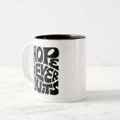 Hope Never Quits Inspirational Typography Design ツートーンマグカップ (正面左)