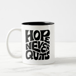 Hope Never Quits Inspirational Typography Design ツートーンマグカップ