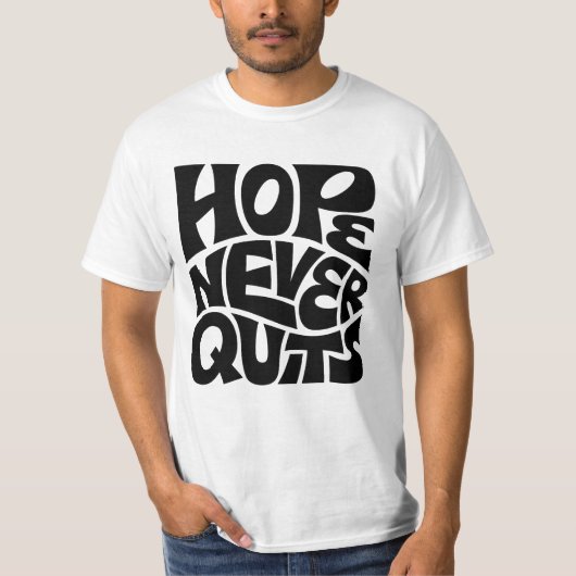 Hope Never Quits Inspirational Typography Design Tシャツ (正面)