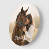 Horse Momの記念モダン ホワイトスクリプト写真 ラージ壁時計 (傾斜)