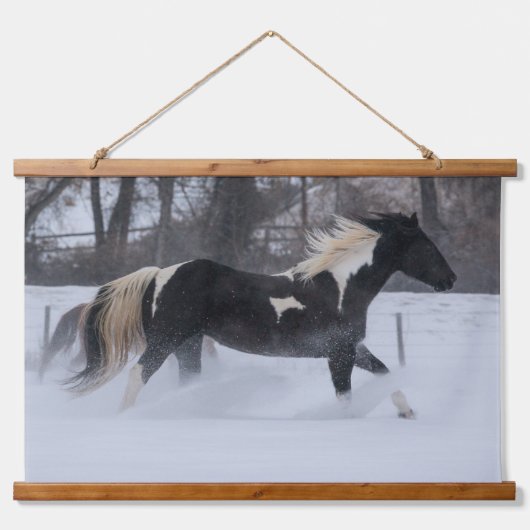 Horse Running Through the Snow 吊り下げ型タペストリー (正面)