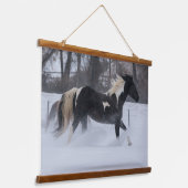 Horse Running Through the Snow 吊り下げ型タペストリー (傾斜あり)