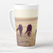 Horses on pasture カフェラテマグ (左アングル)
