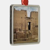 Horusの寺院の最初のパイロンの眺め メタルオーナメント (右)