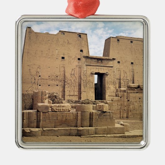 Horusの寺院の最初のパイロンの眺め メタルオーナメント (正面)