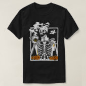 Hot Coffee Skeleton Drinking Funny Halloween Skull Tシャツ (デザイン正面)