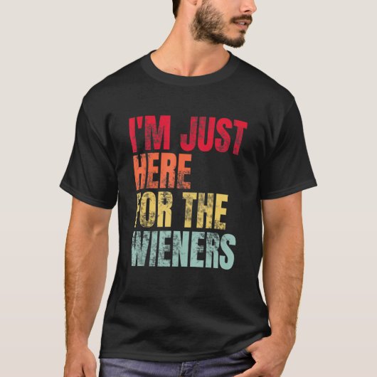 Hot Dog I m Just Here For The Wieners Sausage Tシャツ (正面)