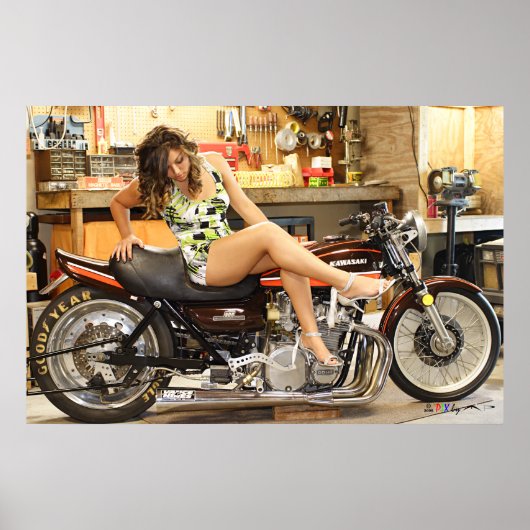 Hot Model KELSEY On A クラシックKawasaki Z1 Dragbike ポスター (正面)