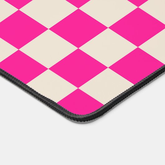 Hot pink and tan checkerboard pattern デスクマット (コーナー)