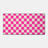 Hot pink and tan checkerboard pattern デスクマット (正面)