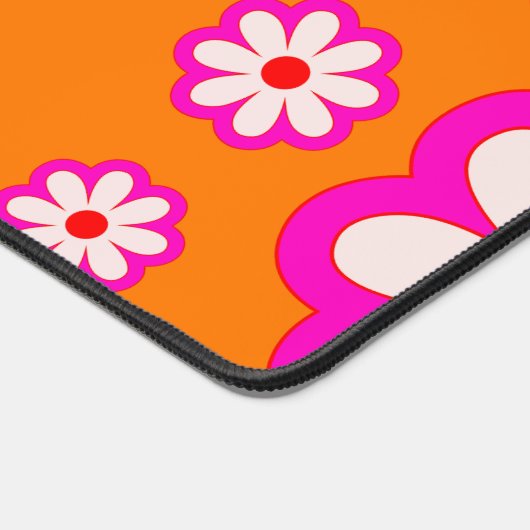 Hot Pink Daisy on Burnt Orange Retro BOHO Floral デスクマット (コーナー)