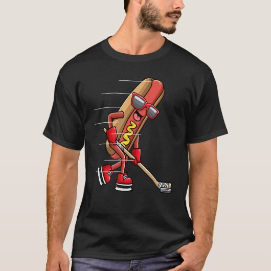 Hotdog In Bread Roll Playing Ice Hockey Sports Pla Tシャツ (正面)