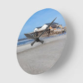 House on stilts at the ビーチof St. Peter Ording ラウンド壁時計 (傾斜)