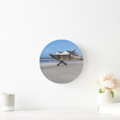 House on stilts at the ビーチof St. Peter Ording ラウンド壁時計 (ホーム)