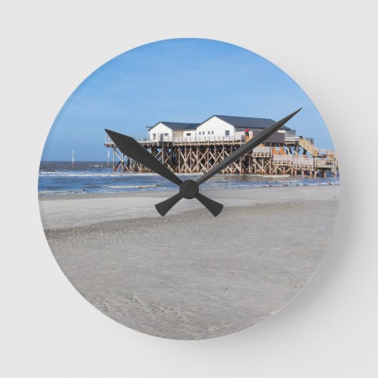 House on stilts at the ビーチof St. Peter Ording ラウンド壁時計 (正面)