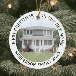 House Photos最初のクリスマス新しいホーム名&年白 セラミックオーナメント<br><div class="desc">新し祝い場所の喜びはカスタム2の写真"新しい家の初めてのクリスマス"白黒の丸いセラミックオーナメント。このテンプレート上の用語と写真はパーソナライズするシンプルためのである。(IMAGE & 文字デザイン TIPS: 1)文言の位置を調整するには、最初または最後に宇宙を追加する。2)写真を正確に中央に配置するには、Zazzleのウェブサイトにアップロードする前に正方形の形にトリミングする。 デザインエレガントは白縁ど、ミニマモダンリストのタイポグラフィファミリー名と年、お好みの2つの画像を備えている。クリスマスユニークの家の装飾にスタイリッシュtouchを加えたり、思いやりある引っ越し祝いパーティー不動産仲介業者ギフトアイディアを行う。休日は新しい家のような場所はない！</div>