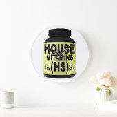 HOUSE VITAMINS (HS) 黒文字、黄色背景 ラージ壁時計 (ホーム)