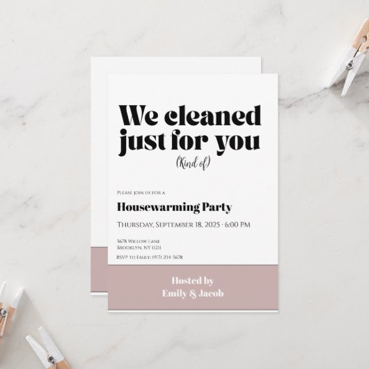 Housewarming Invitation • Funny New Home Party Inv カード (正面/裏面インサイチュ)