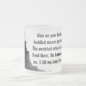 HQ霧から立ち上がる自由のマグカップ像 フロストグラスマグカップ (中央)