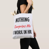 HR 2で働いている私は何も驚かない トートバッグ (クローズアップ)
