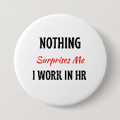 HR 2で働いている私は何も驚かない 缶バッジ (正面)