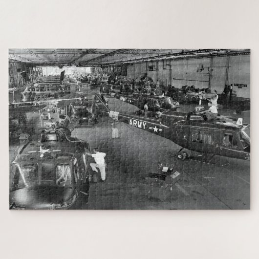 Huey Helicopters Maintenance ジグソーパズル (横)