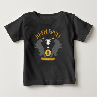 HUFFLEPUFF™ バッジとカップのハウスプライド グラフィック ベビーTシャツ