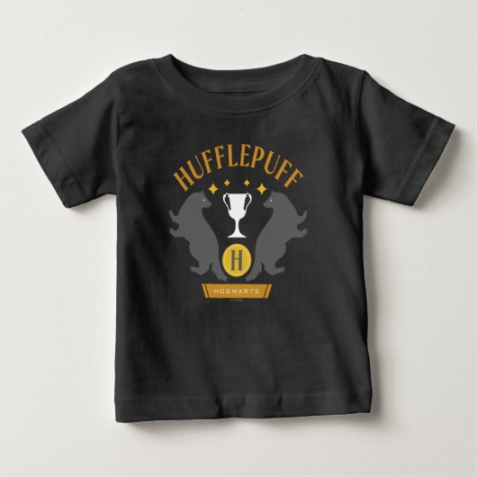 HUFFLEPUFF™ バッジとカップのハウスプライド グラフィック ベビーTシャツ (正面)
