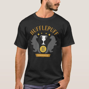 HUFFLEPUFF™ バッジとカップのハウスプライド グラフィック Tシャツ