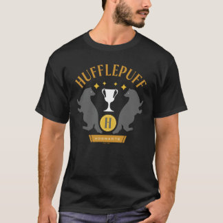 HUFFLEPUFF™ バッジとカップのハウスプライド グラフィック Tシャツ