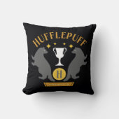 HUFFLEPUFF™バッジャー&カップハウスプライドグラフィック クッション (正面)
